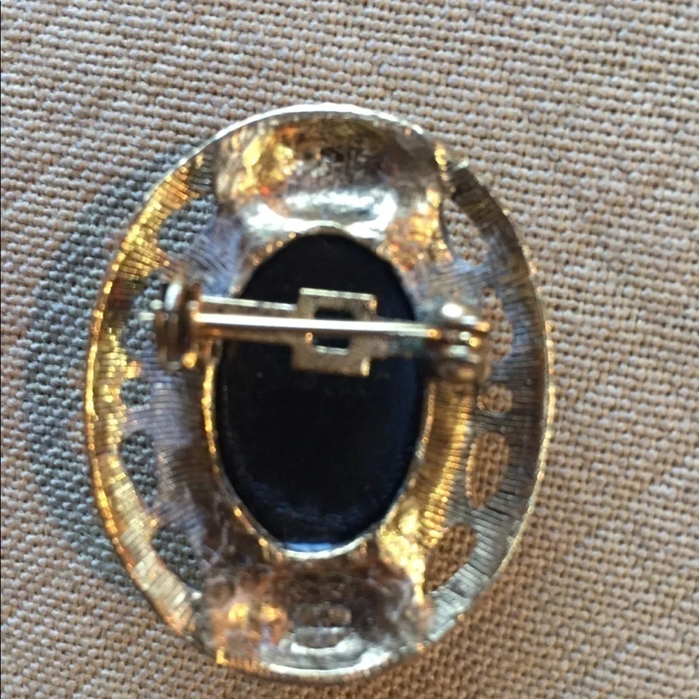 Vintage 1960-70’s Cameo Brooch Pin Granny Chic